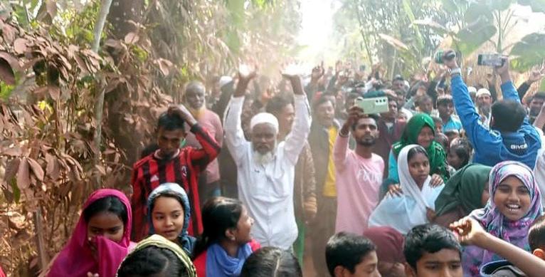 হত্যা মামলায় বাদীকে হুমকি দেওয়ার অভিযোগ, আমতলীতে পুলিশের বিরুদ্ধে বিক্ষোভ