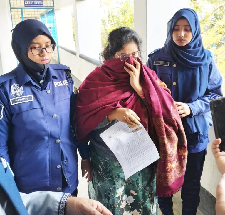 বরগুনায় প্রাথমিক নিয়োগ পরীক্ষায় ডিভাইস কেলেঙ্কারি: সেই নারী রিমান্ডে