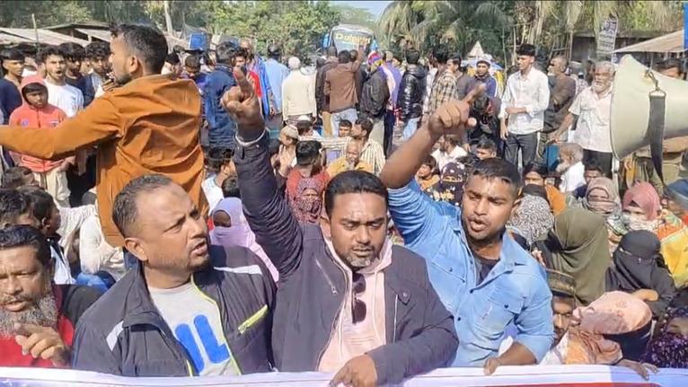 গৌরনদীতে সেই ভ্যানচালক হত্যার প্রতিবাদে ঢাকা-বরিশাল মহাসড়ক অবরোধ