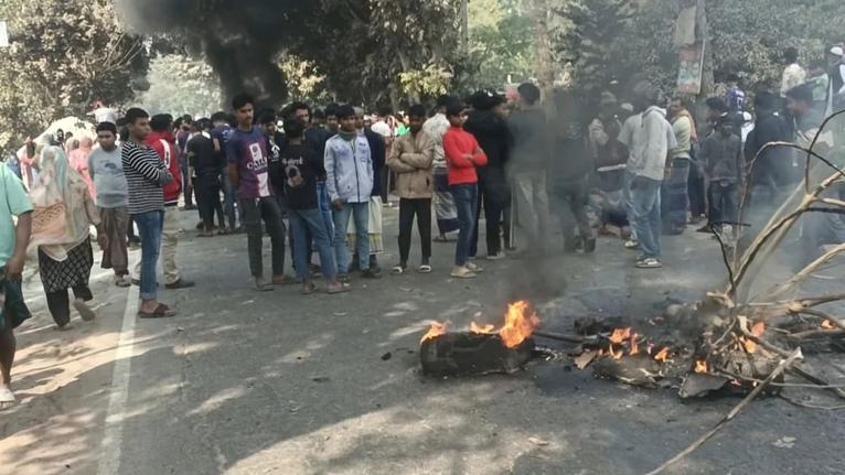 মাদারীপুরে কাভার্ডভ্যানের চাপায় ভ্যানচালকসহ নিহত ৩