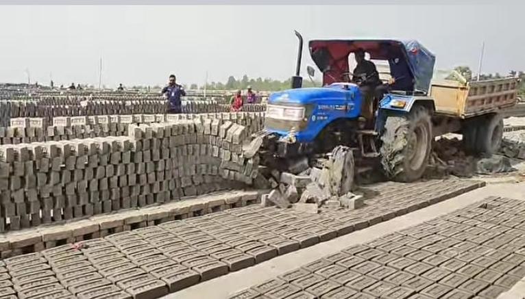 মঠবাড়িয়ায় অবৈধ ইটভাটা গুঁড়িয়ে দিল প্রশাসন, জরিমানা ১ লাখ টাকা