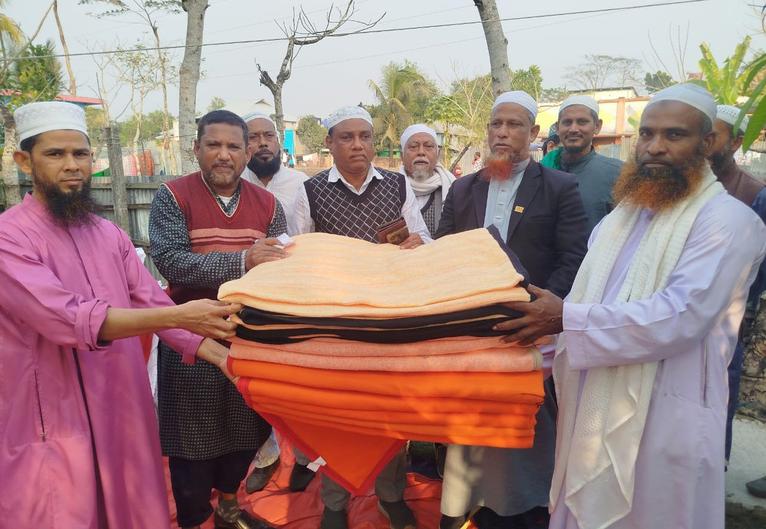 আমতলীতে এতিমদের মাঝে কম্বল বিতরণ