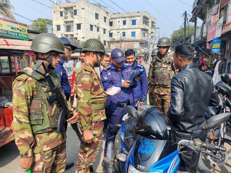 কালকিনিতে যৌথ বাহিনীর অভিযানে ৪ মোটরসাইকেল জব্দ, ৬ জনকে জরিমানা