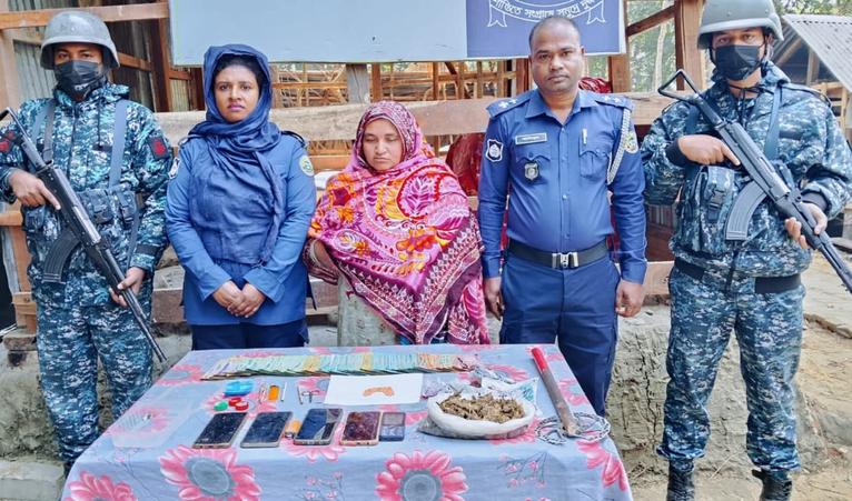 বরগুনায় যৌথ বাহিনীর অভিযানে মাদক কারবারি নারী আটক
