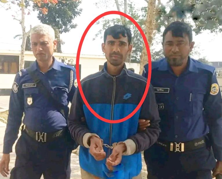 বরগুনা জেলা প্রশাসকের কক্ষে প্রবেশ করে হামলার চেষ্টা, যুবক আটক