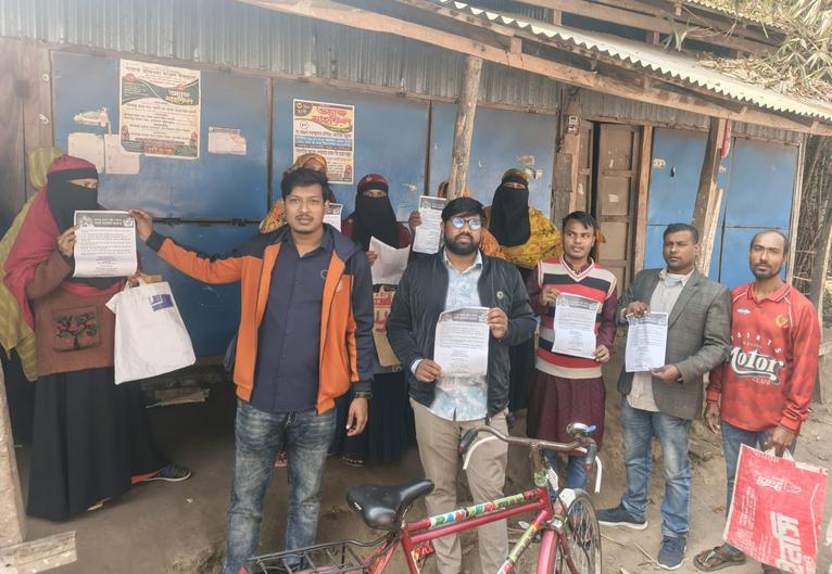 বরগুনায় নিষিদ্ধ ছাত্রলীগের লিফলেট বিতরণ