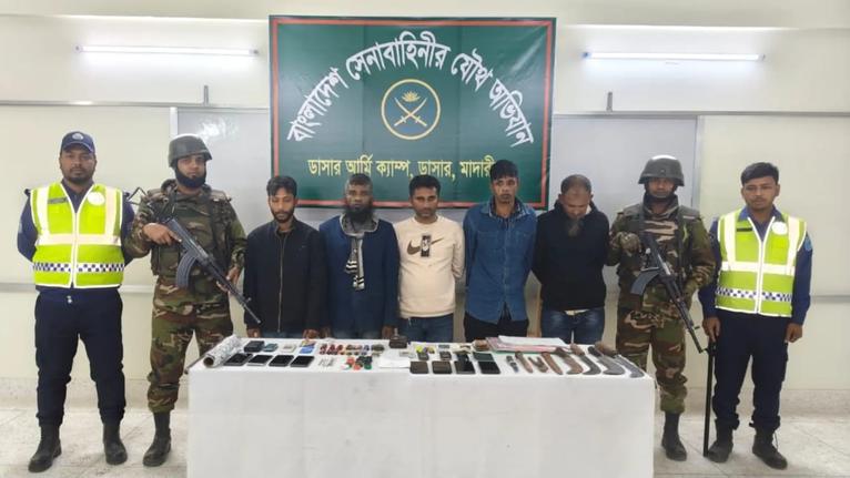 মাদারীপুরে যৌথ অভিযানে দেশীয় অস্ত্র ও মাদক উদ্ধার, ৫ জন আটক