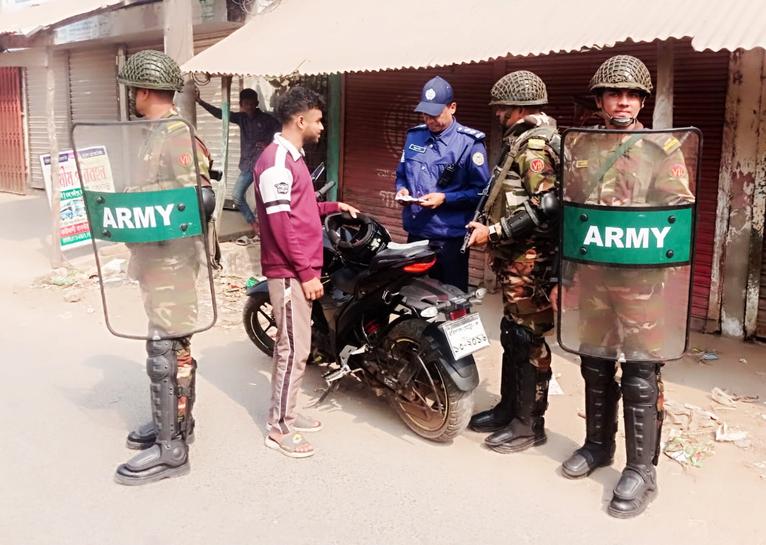 কাউখালীতে সেনা চেকপোস্টে ৩ মোটরসাইকেল জব্দ, জরিমানা অর্ধলক্ষাধিক টাকা