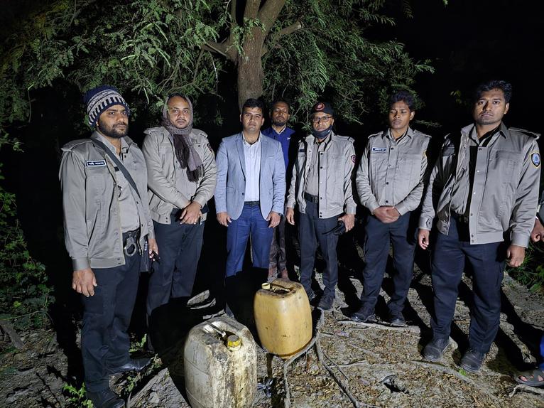 কলাপাড়ায় যৌথ অভিযানে ১’শ লিটার চোলাই মদ উদ্ধার