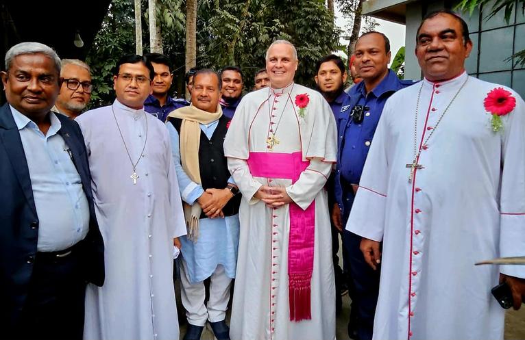 গৌরনদী ক্যাথলিক চার্চ পরিদর্শনে ভ্যাটিকানের ধর্মাচার্য