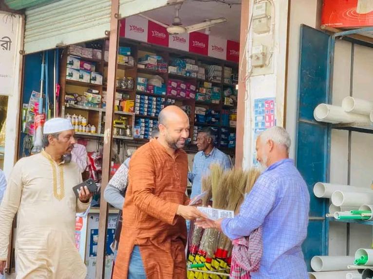 বাবুগঞ্জের রহমতপুর বাজারে গণসংযোগকালে ছবিটি তোলা হয়েছে।