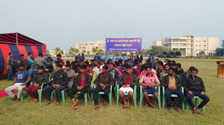 বাংলাদেশ-ভারত বন্দি বিনিময়: ভারত থেকে দেশে ফিরলেন ১২৮ জেলে