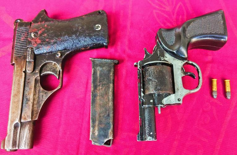 বেনাপোলে ২ বিদেশি পিস্তল ও গুলি উদ্ধার
