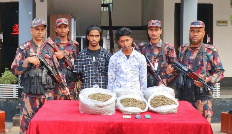 দেড় কোটির অবৈধ পণ্য জব্দ, বেনাপোলে স্বর্ণের বারসহ আটক ৩