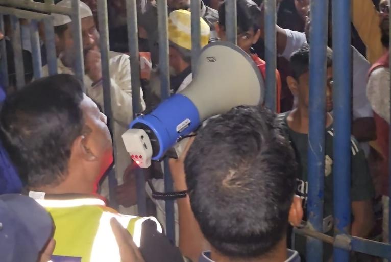 দুমকি থানার ফটক ঘেরাও করে ব্যবসায়ীদের বিক্ষোভ