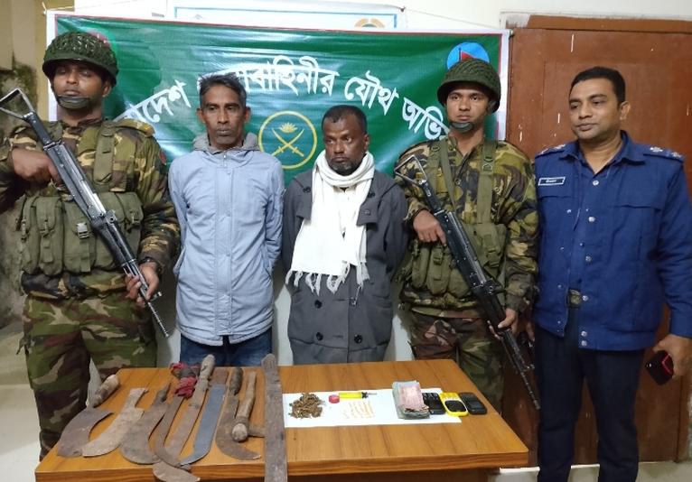 গলাচিপায় দেশি অস্ত্র ও মাদকসহ দুই কারবারি গ্রেপ্তার