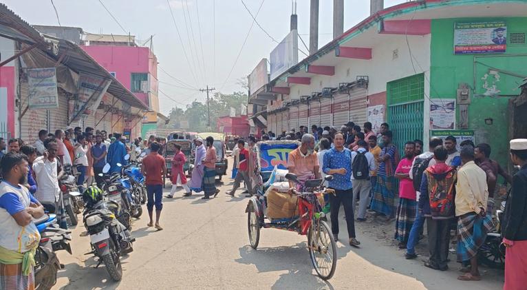 দোকান বন্ধ করে ধর্মঘট পালন
