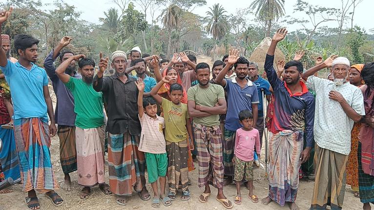 কলাপাড়ায় বেড়িবাঁধের গাছ কাটতে টাকা দাবির অভিযোগে বিক্ষোভ