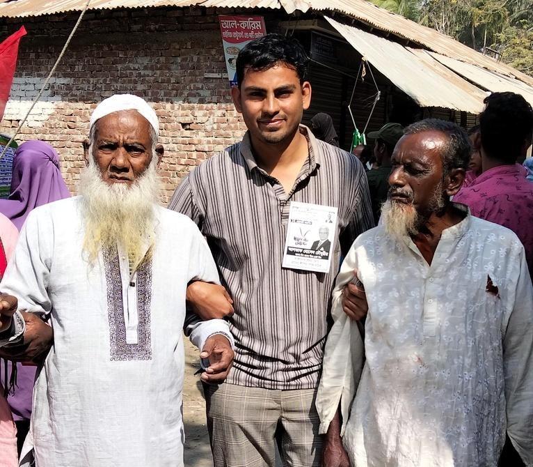 মির্জাগঞ্জে দুই বৃদ্ধ নাতির কাঁধে ভর করে কেন্দ্রে গেলেন ভোট দিতে
