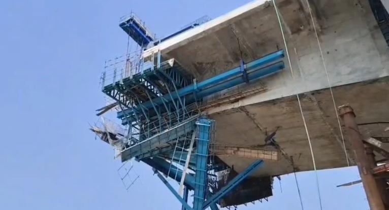 পায়রা বন্দরের ফোরলেন সেতুর ট্রাভেলার ফার্ম ভেঙে নদীতে পড়ে নিহত ১, আহত ১০