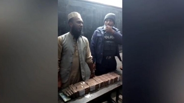 <small>মানি লন্ডারিং মামলার প্রস্তুতি </small> কলাপাড়ায় অর্ধকোটি টাকাসহ পৌর স্বেচ্ছাসেবক দলের নেতা আটক