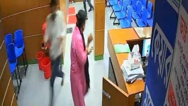 <small>সিসিটিভি ভিডিও ভাইরাল </small> মহিপুরে ছাত্রদল নেতার নেতৃত্বে প্রাইভেট হাসপাতালে হামলা-ভাঙচুর