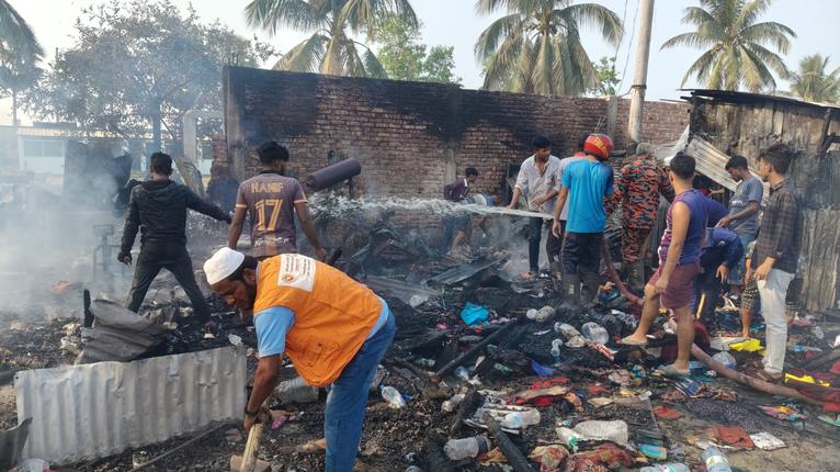 কুয়াকাটায় আগুনে ৮ প্রতিষ্ঠান ভস্মীভূত