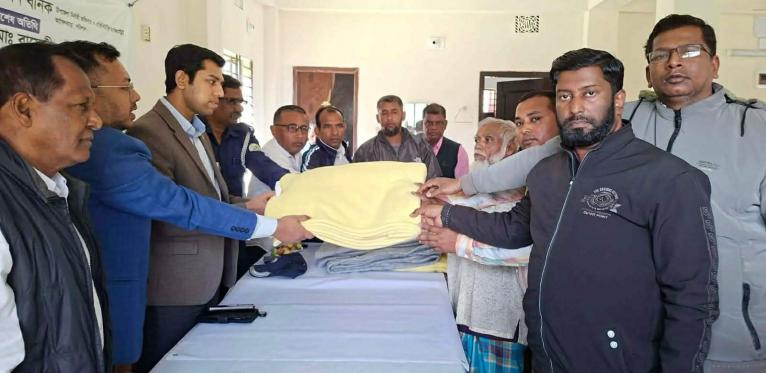 আগৈলঝাড়া প্রেসক্লাবের উদ্যোগে শীতার্তদের মাঝে শীতবস্ত্র বিতরণ