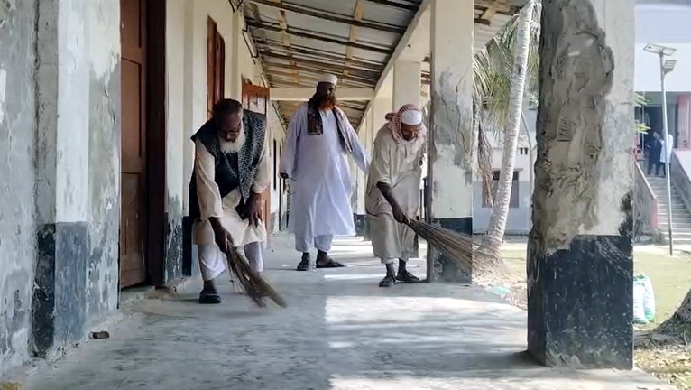 ভোটগ্রহণের উপযোগী করতে কেন্দ্রগুলো ধুয়ে-মুছে পরিচ্ছন্ন করা হচ্ছে।