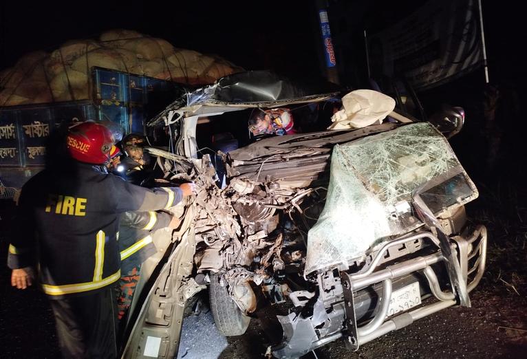 গৌরনদীতে ট্রাক-মাইক্রোবাসের মুখোমুখি সংঘর্ষ, আহত ১১