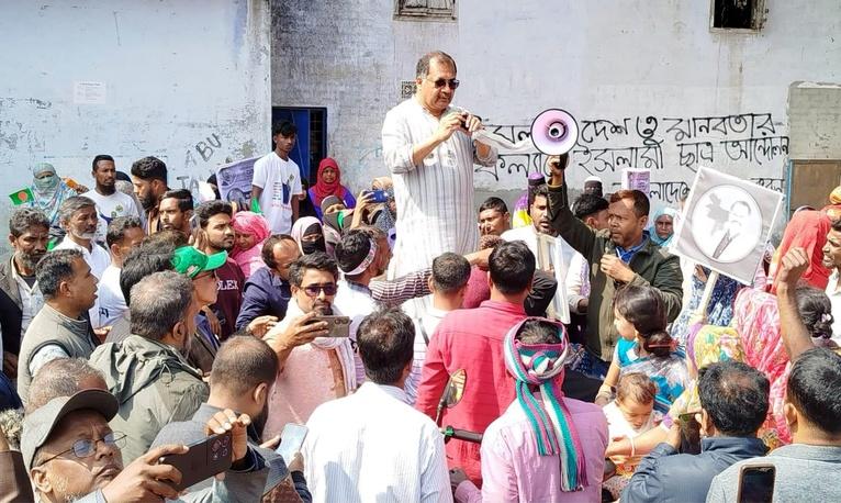 বরিশাল-১ আসন: ভ্যানে চড়ে নারীদের গণমিছিলে নেতৃত্ব দিলেন জহির উদ্দিন স্বপন