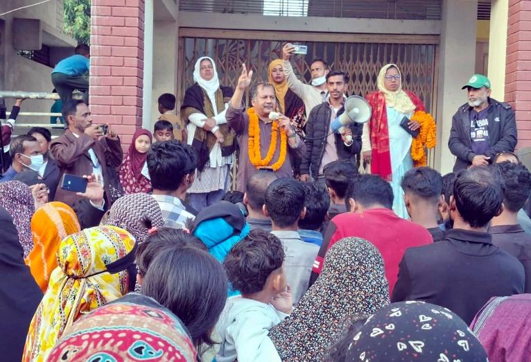 আগৈলঝাড়ায় ধানের শীষে ভোট চাইলেন জহির উদ্দিন স্বপন