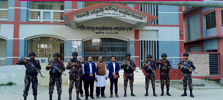 গৌরনদীর ভোট কেন্দ্র পরিদর্শনে নির্বাহী ম্যাজিস্ট্রেট