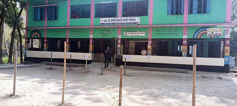 সকালে দীর্ঘ লাইন, দুপুরে কেন্দ্র ফাঁকা- আগৈলঝাড়ায় শান্তিপূর্ণ ভোটগ্রহণ সম্পন্ন