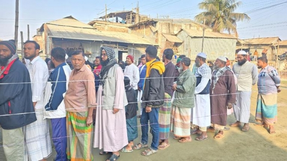 <small>উৎসবমুখর ভোটগ্রহণ </small> কলাপাড়ায় জাল ভোট ও গোপন কক্ষে ছবি তোলায় আটক ৩