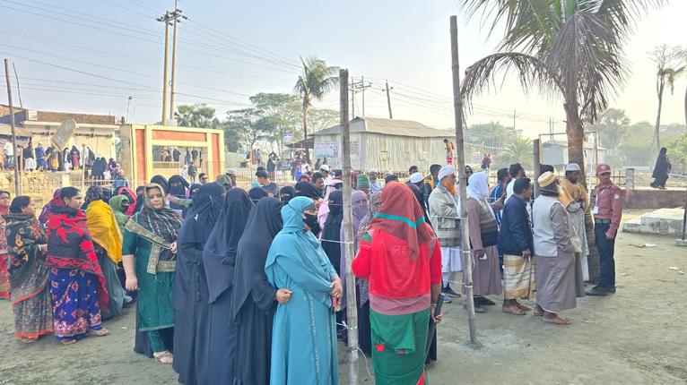 কড়া নিরাপত্তায় পটুয়াখালী-৪ আসনে ভোটগ্রহণ শুরু, ছবিটি কলাপাড়ার লতাচাপলী ইউনিয়নের আমজেদপুর সরকারি প্রাঃবিঃ কেন্দ্র থেকে তোলা হয়েছে।