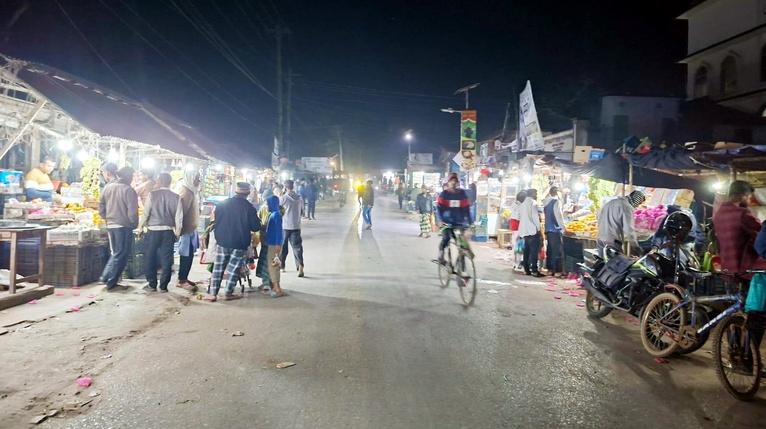 ফুটপাত দখলে পথচারীদের ভোগান্তি, দুর্ঘটনার ঝুঁকি বাড়ছে আগৈলঝাড়ায়
