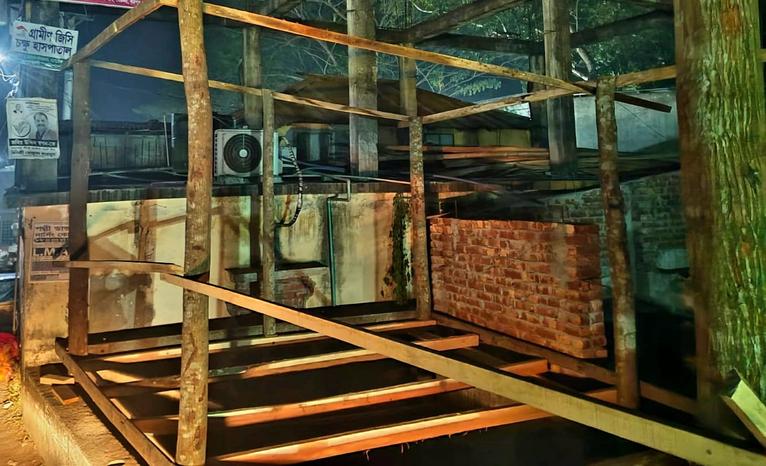 গৌরনদী হাসপাতালের সামনের জায়গা দখল করে অবৈধ স্থাপনা নির্মাণ