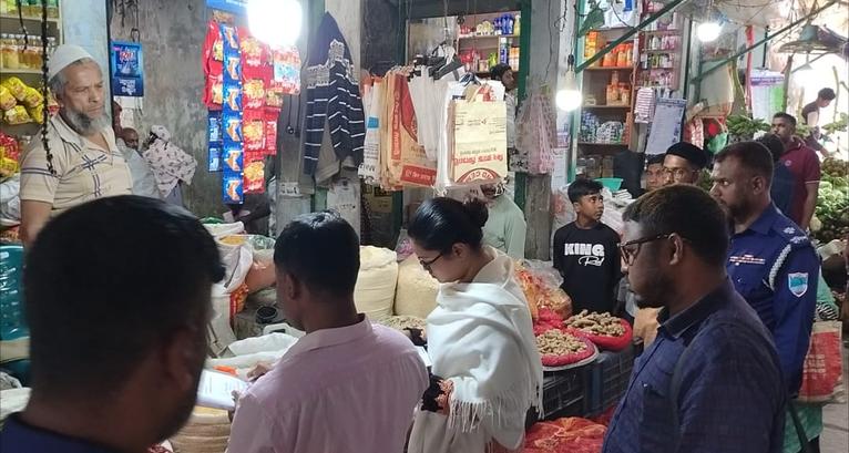 ক্ষোভ ও হাস্যরস স্থানীয়দের: রমজানের প্রথম দিনেই মোংলায় ৫ দোকানিকে ৬ হাজার টাকা জরিমানা