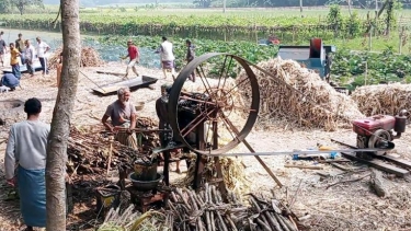 রমজানকে সামনে রেখে বাবুগঞ্জে আখের গুড় তৈরিতে ব্যস্ত চাষিরা