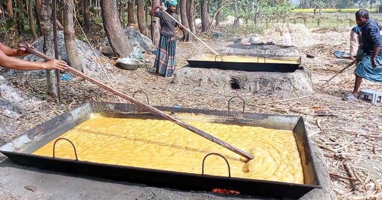 রমজানকে সামনে রেখে বাবুগঞ্জে আখের গুড় তৈরিতে ব্যস্ত চাষিরা