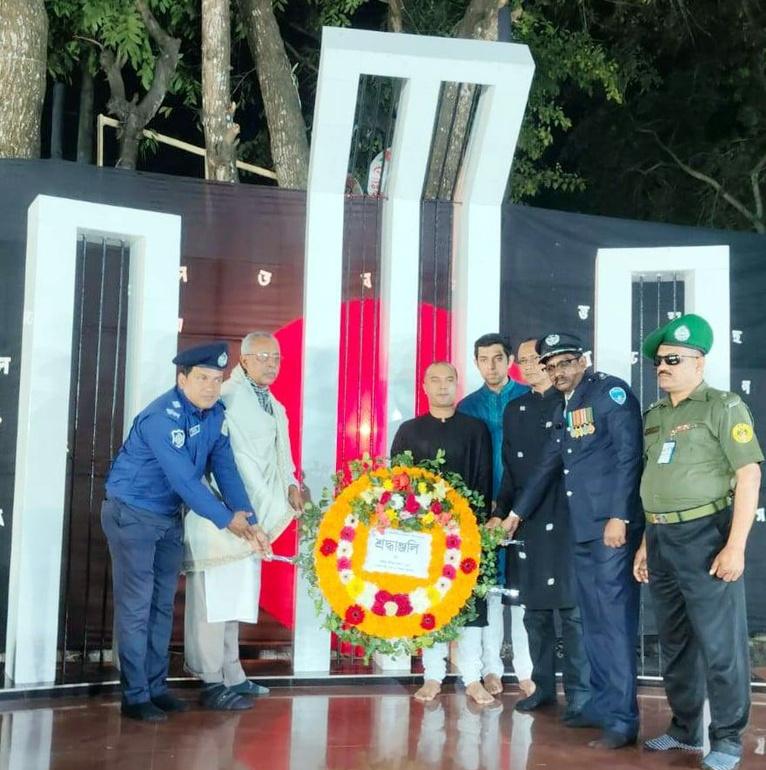আগৈলঝাড়ায় মন্ত্রীর পক্ষে একুশের প্রথম প্রহরে শহীদদের প্রতি শ্রদ্ধা নিবেদন