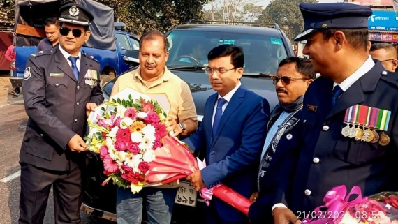 এলাকায় ফিরে ফুলেল শুভেচ্ছায় সিক্ত তথ্য ও সম্প্রচারমন্ত্রী