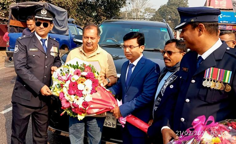 এলাকায় ফিরে ফুলেল শুভেচ্ছায় সিক্ত তথ্য ও সম্প্রচারমন্ত্রী