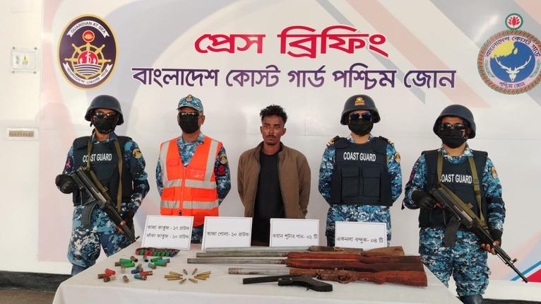 সুন্দরবনের করিম শরীফ বাহিনীর সদস্য আটক, অস্ত্র-গোলাবারুদ জব্দ