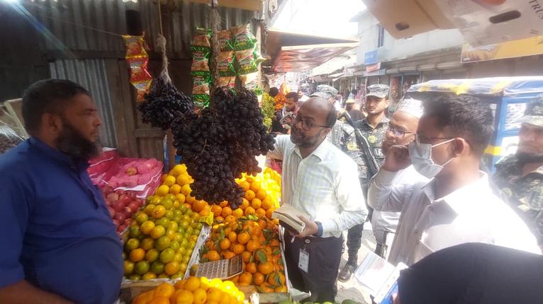 রমজানে দ্রব্যমূল্য নিয়ন্ত্রণে কালকিনিতে ভোক্তা অধিকারের অভিযানে জরিমানা