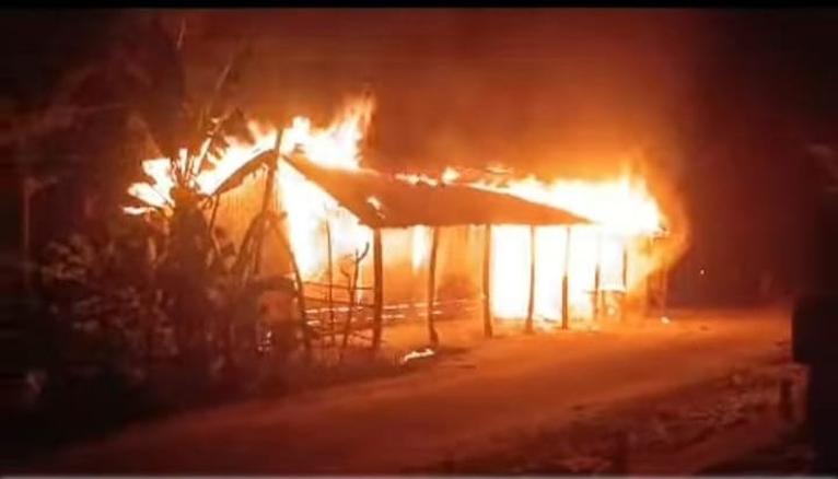 আমতলীতে পেট্রোল ঢেলে দোকানে আগুনের অভিযোগ