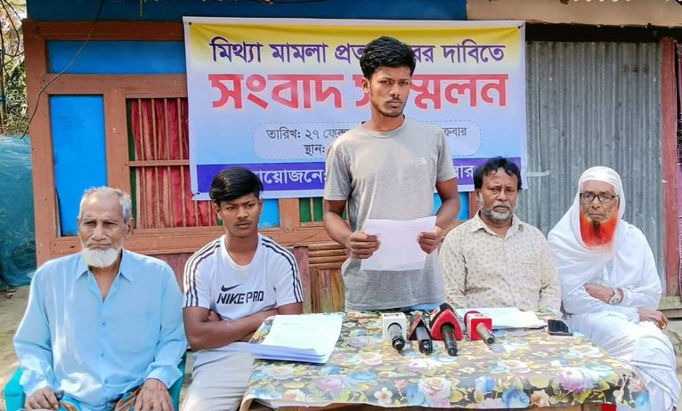 মিথ্যা মামলার অভিযোগে আগৈলঝাড়ায় দুই শিক্ষার্থীর সংবাদ সম্মেলন