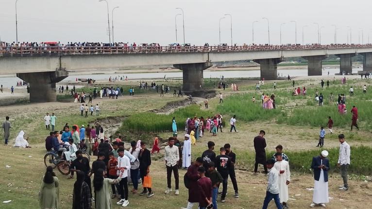 কুড়িগ্রামে ঈদে ধরলা পাড়ে উপচে পড়া ভিড়