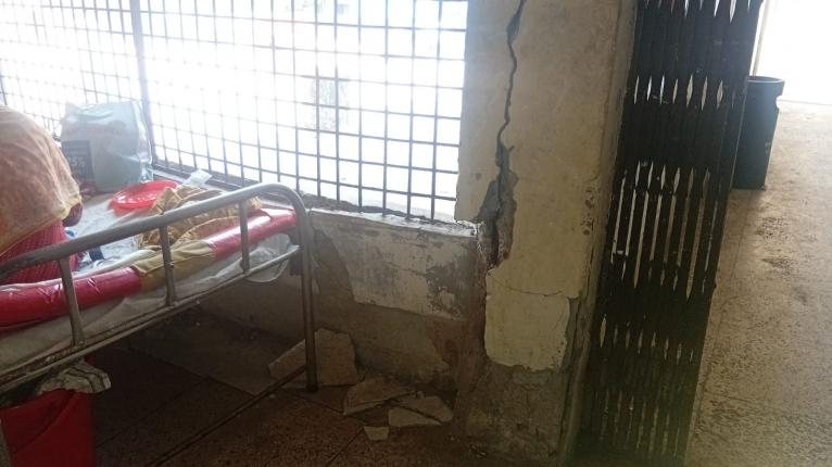 আমতলী স্বাস্থ্য কমপ্লেক্সে বীম ধস, রোগীদের রাত কাটে বাইরে